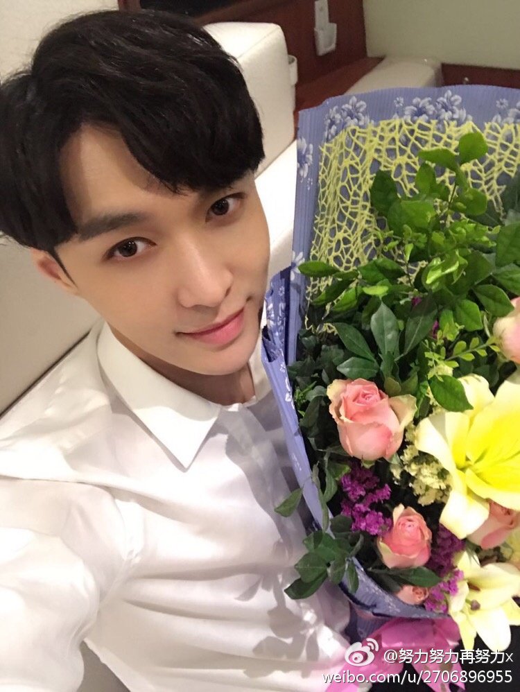 EXOGlobal's tweet photo. 🎂🌹Happy Birthday Zhang Yixing, EXO-L are always wishing for your health &amp; happiness ���� #HappyLayDay #장이씽생일축하해 #레이야생일축하해 🎉 https://t.co/Z485rmvF1g