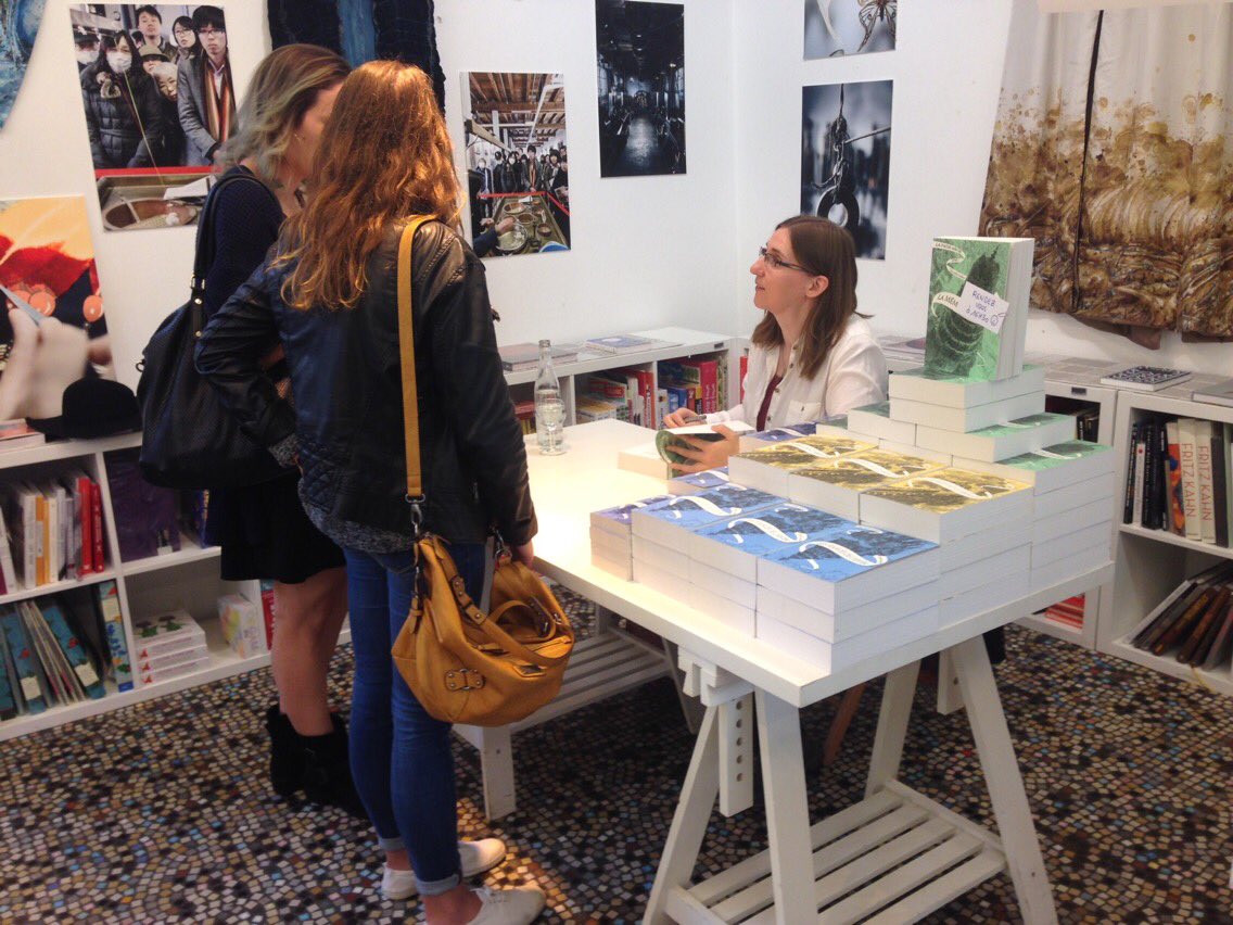 editionsfolio's tweet photo. Beaucoup de monde et de ferveur ร la @librairiemollat pour #ChristelleDabos ! #lireenfolio #lep2017 #lireenpoche @LireenPoche #bordeaux https://t.co/iSoSK35Rkb
