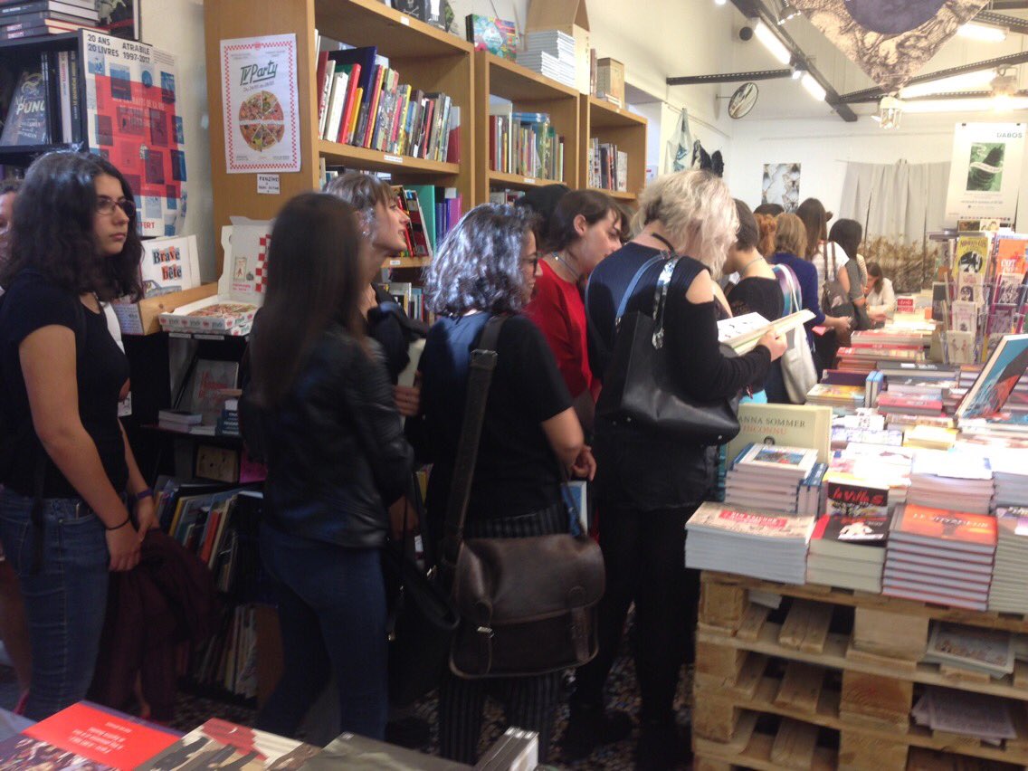 editionsfolio's tweet photo. Beaucoup de monde et de ferveur ร la @librairiemollat pour #ChristelleDabos ! #lireenfolio #lep2017 #lireenpoche @LireenPoche #bordeaux https://t.co/iSoSK35Rkb