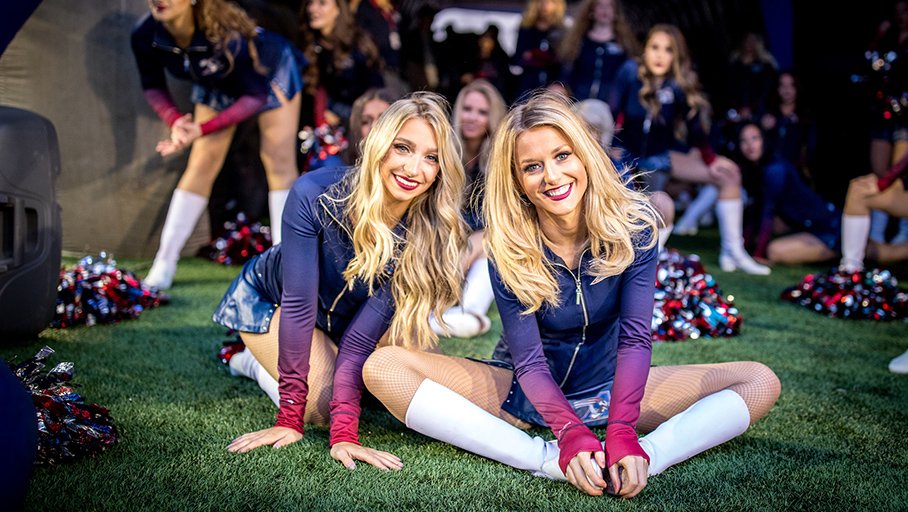 MTLAlouettes's tweet photo. Elles ont les plus beaux sourires et vous le savez... 😍 @AlsCheerleaders #JournéeMondialeDuSourire #AlsMTL https://t.co/0L5GCgfsf2