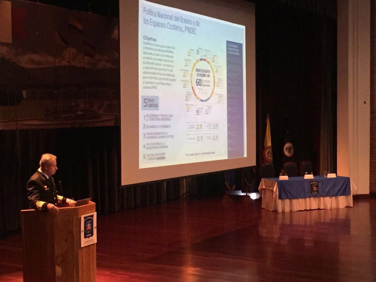 A esta hora Sr Comandante de la Armada hablando sobre la Política Nacional del Océano y Espacios Costeros en cátedra Colombia de la ESDEGUE