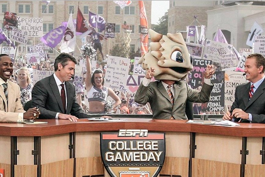 GetGDEssentials's tweet photo. Lee makes his 300th pick live from Fort Worth, TX on #CollegeGameDay 
Make every day gameday: https://t.co/WllV49aFMO  

#gamedaysigns #ESPN https://t.co/iuyfmNjbQn