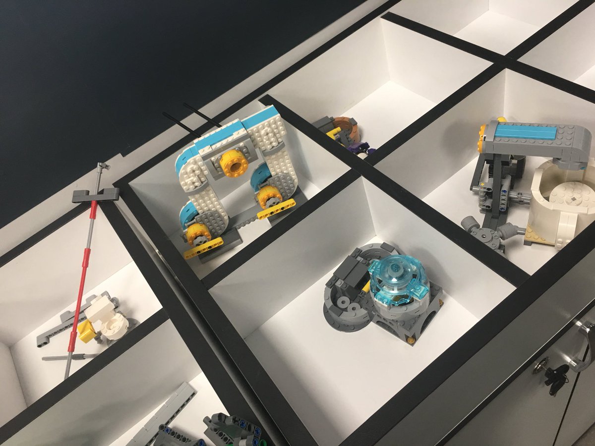 Robotik takımımızın FLL turnuvası için hazırlıkları son hızla devam ediyor. Tema seti kurulumu neredeyse tamam. #FLL #mindstorms
