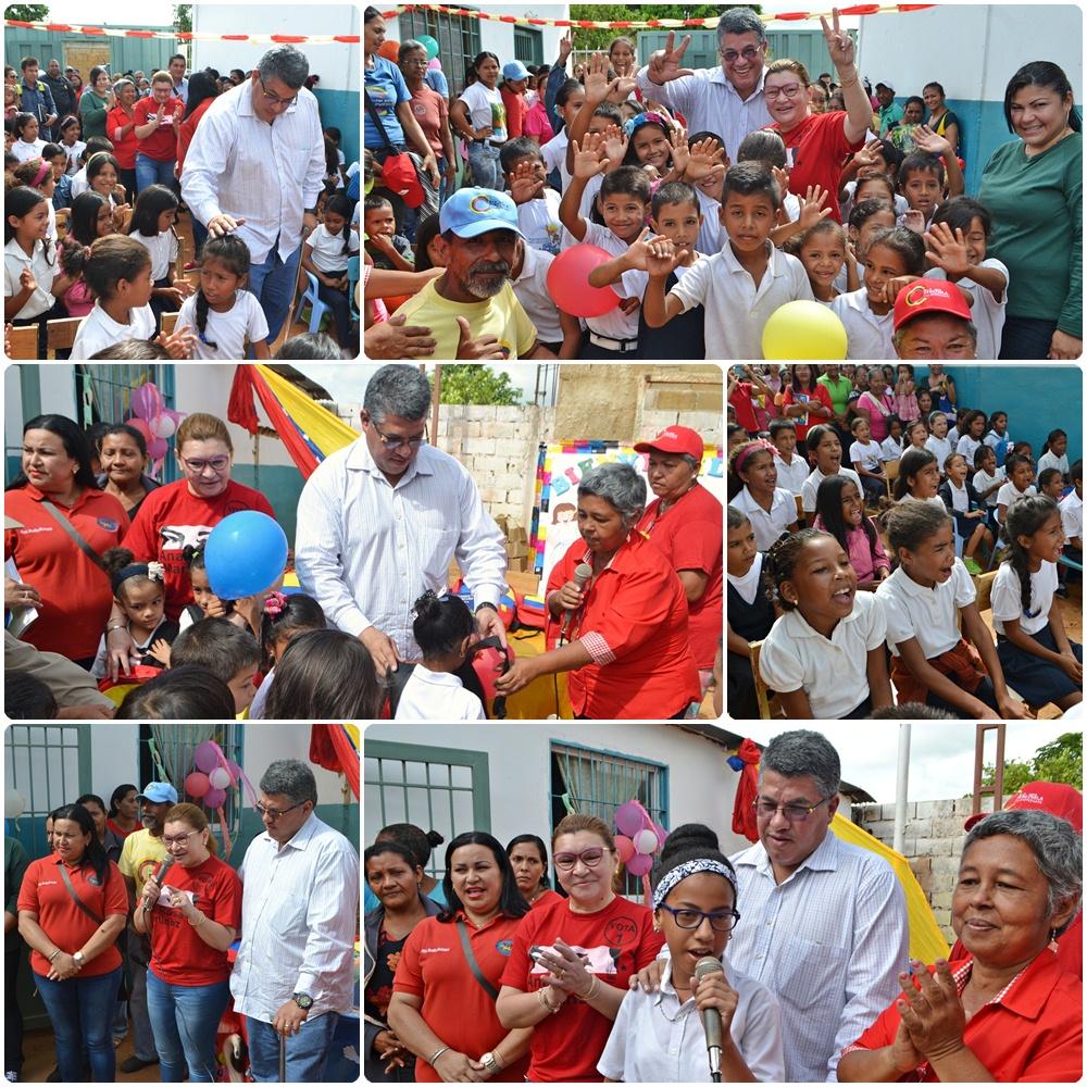 Alc_GuanipaR's tweet photo. Revolución Educativa con Amor.Gobierno Rev @pedrompsuv @anarsv Entregan(+280Bolsos Escolares)a nuestros niñ@s @NicolasMaduro @psuvaristobulo https://t.co/pG7ppkn9Tf