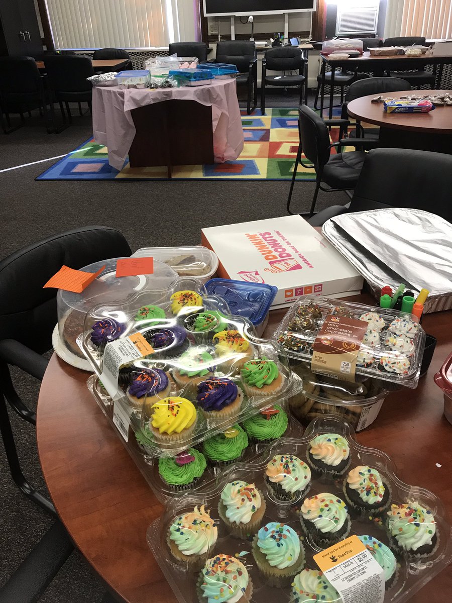 MrRichT1P's tweet photo. Bake Sale for Breast Cancer @BSTEMhartford @SusanGKomen @HartfordMagnet @HartfordSuper @kmcbones #nerdyforacause #bstemhartford https://t.co/ImsyeUGr2q