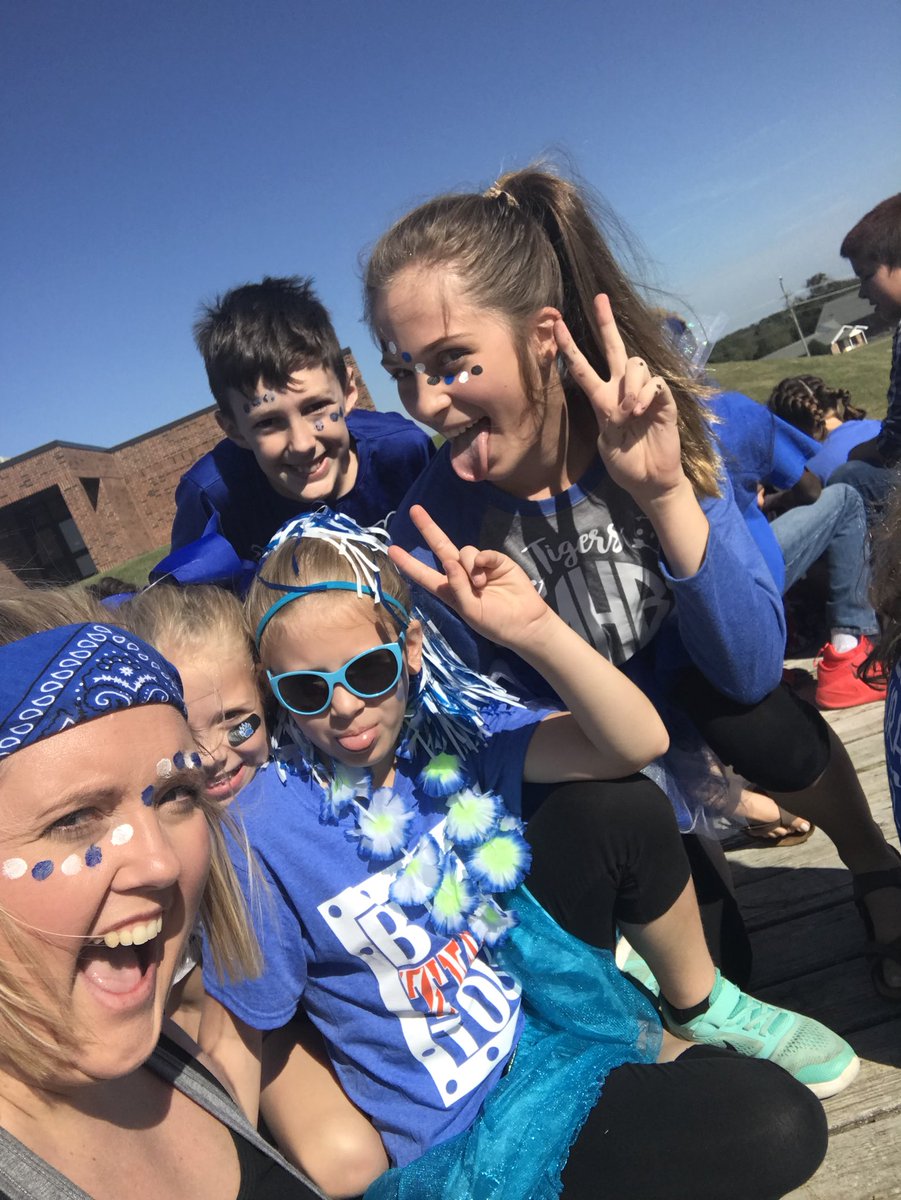perry5th's tweet photo. Homecoming fun ππ―π @westhillstigers @MCHS_Fball #gotigers #climb #beatgiles https://t.co/NCLr5UvVA5