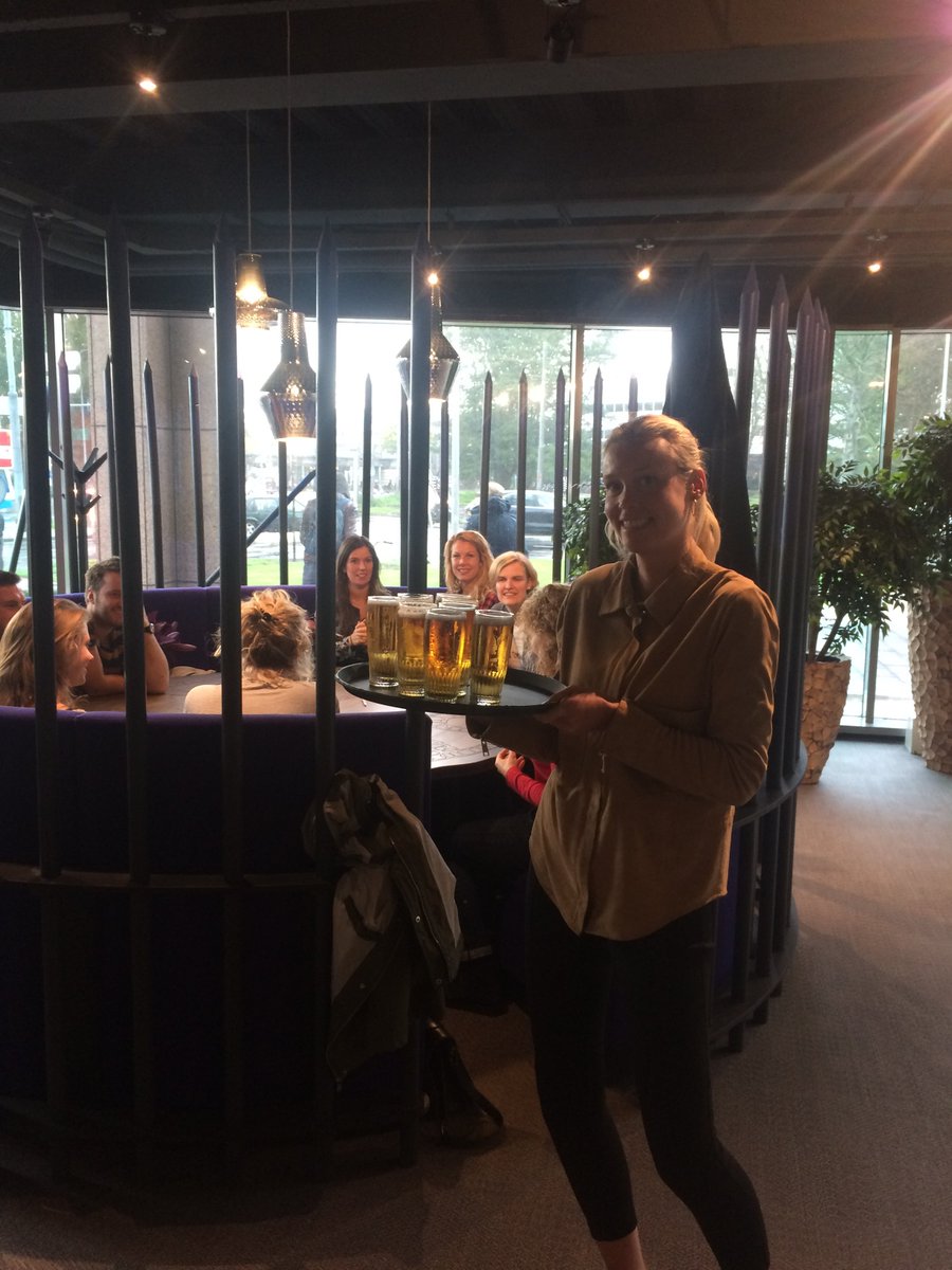 onze sunshine Celine serveert een lekker koud biertje na een hele dag cursus voor Kingnascholing. IT'S WEEKEND!!!!