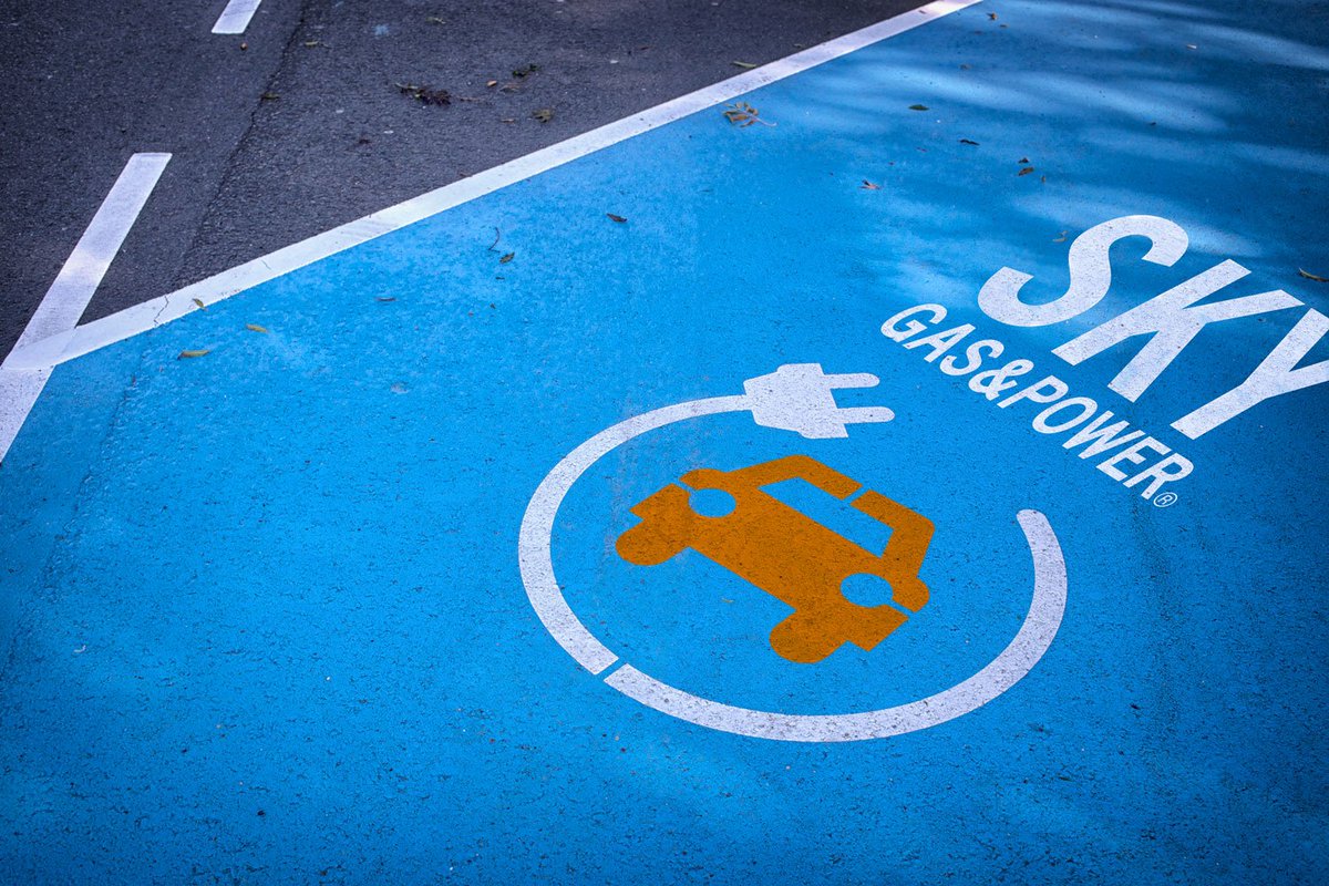 Secondo una ricerca di <a href="/BloombergNEF/">BloombergNEF</a>, entro il 2040 il 50% delle vetture in circolazione sarà elettrica 🔌🚘 
Voi l'avete già acquistata?