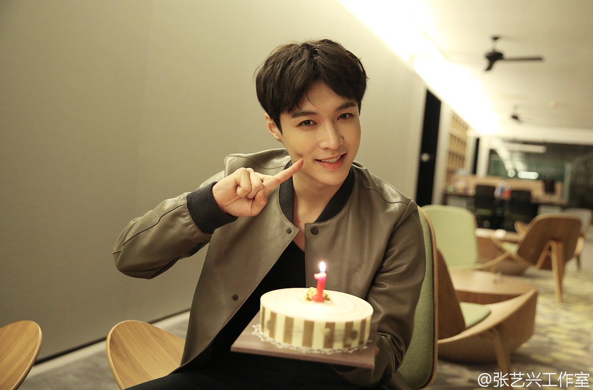 allkpop's tweet photo. #HAPPYLAYDAY https://t.co/0MaYjc5lXE