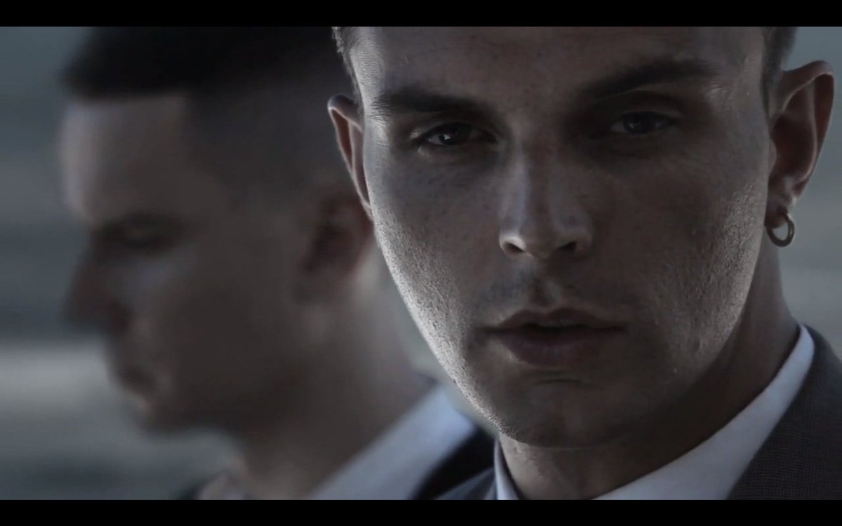 Hurts won. Группа hurts wonderful Life. Тео Хатчкрафт wonderful Life. Hurts группа 2010. Группа Харст ВАНДЕВУЛ Лауф.