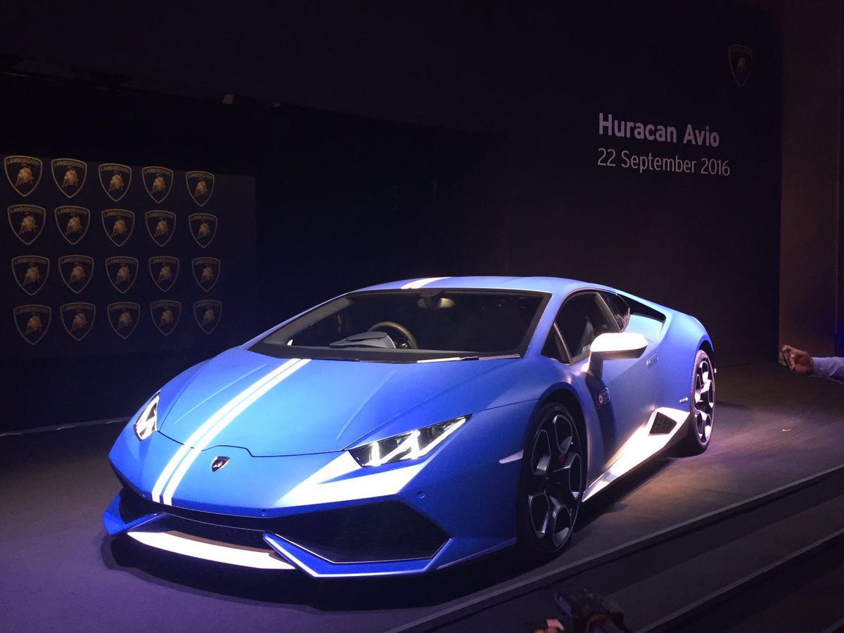 VPHOLOGRAM's tweet image. Don’t just showcase a product, add an element that’s going to grab attention from the very start. #Holograms are the way forward, we promise