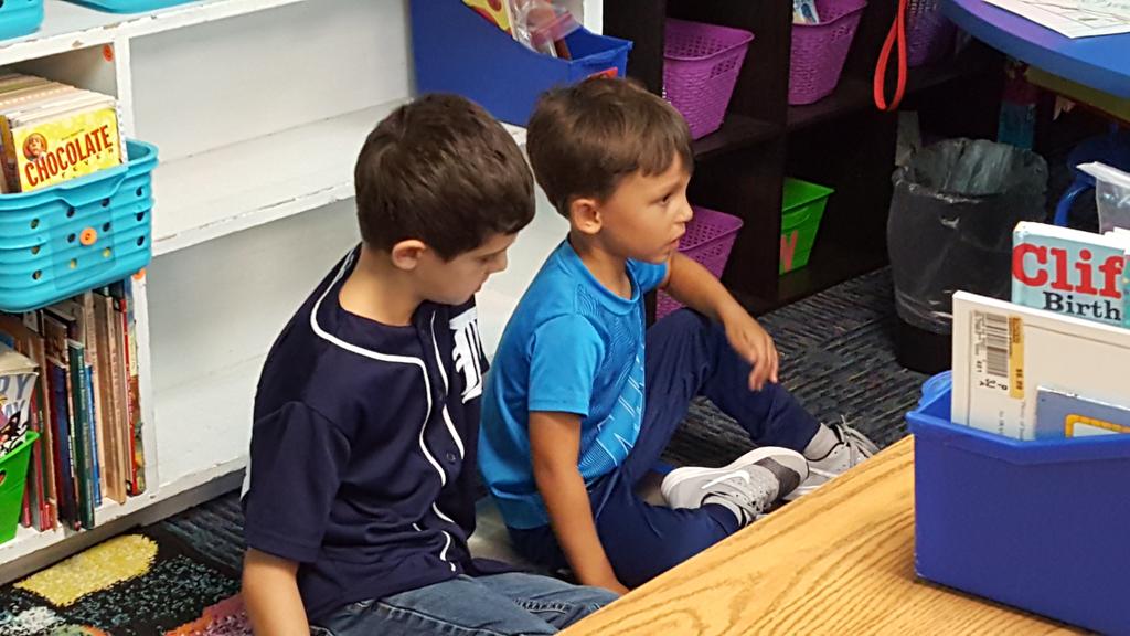 griffith2107's tweet photo. Mrs. Payne's kindergarten and Ms. Griffith's second graders join together to READ! https://t.co/ftDuHBi1ZO