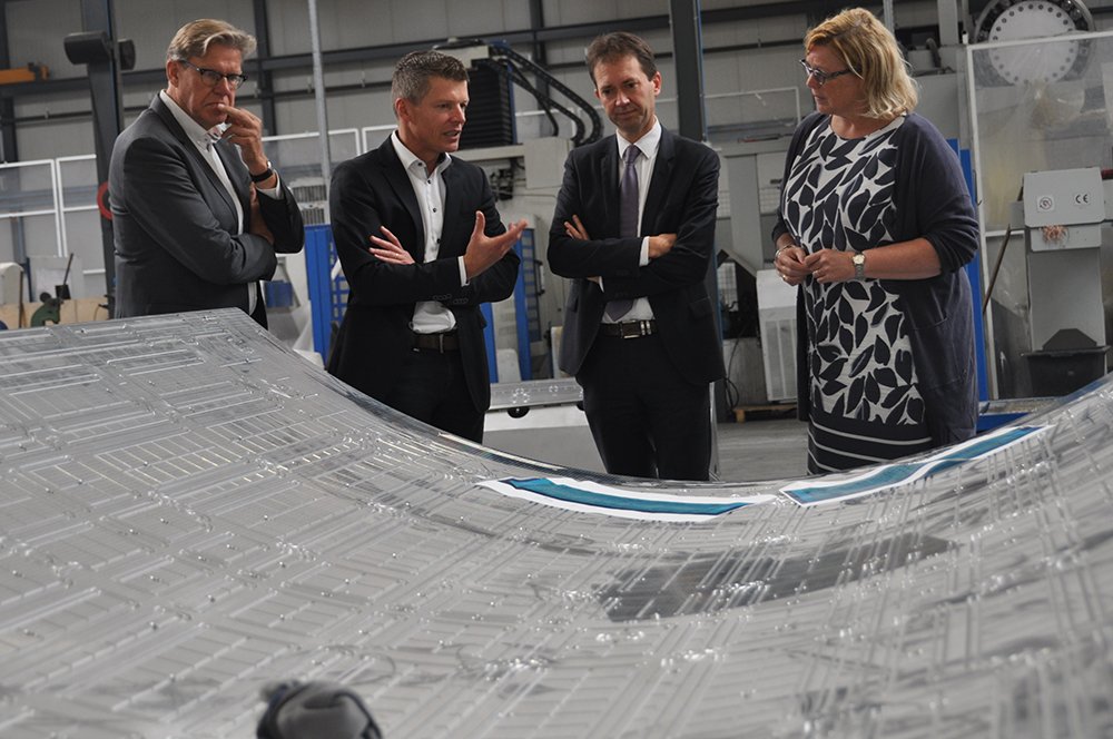 Gedeputeerde <a href="/vanHijum/">Eddy van Hijum</a> onder de indruk na bezoek aan <a href="/DutchShape/">Dutch-Shape</a> en Morselt Techniek in #Borne
bit.ly/2yMkAdb