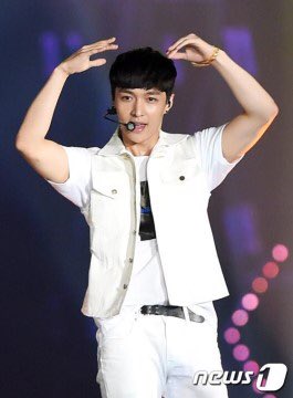 smf_kms's tweet photo. #HappyYixingDay 
#HappyLayDay
#XINGforL
#레이야생일축하해 
#이씽아생일축하해
#张艺兴生日快乐 https://t.co/8DzRE5iKhF