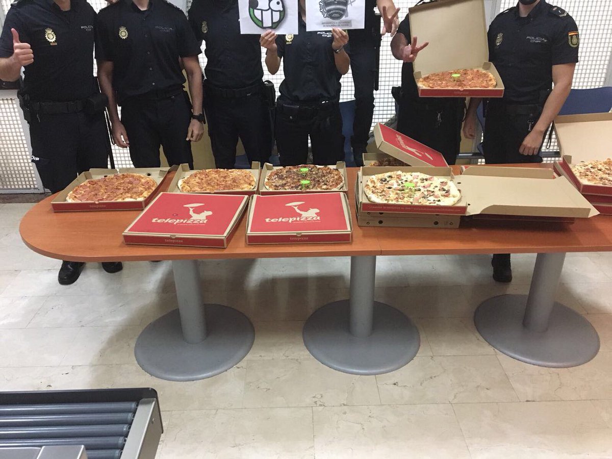 superzetacp's tweet photo. Muy agradecidos a @forocoches y su operación #PizzaNacional por hacer llegar estas pizzas a los compis de Reus!! Grandes!! https://t.co/J6ed1j16SF