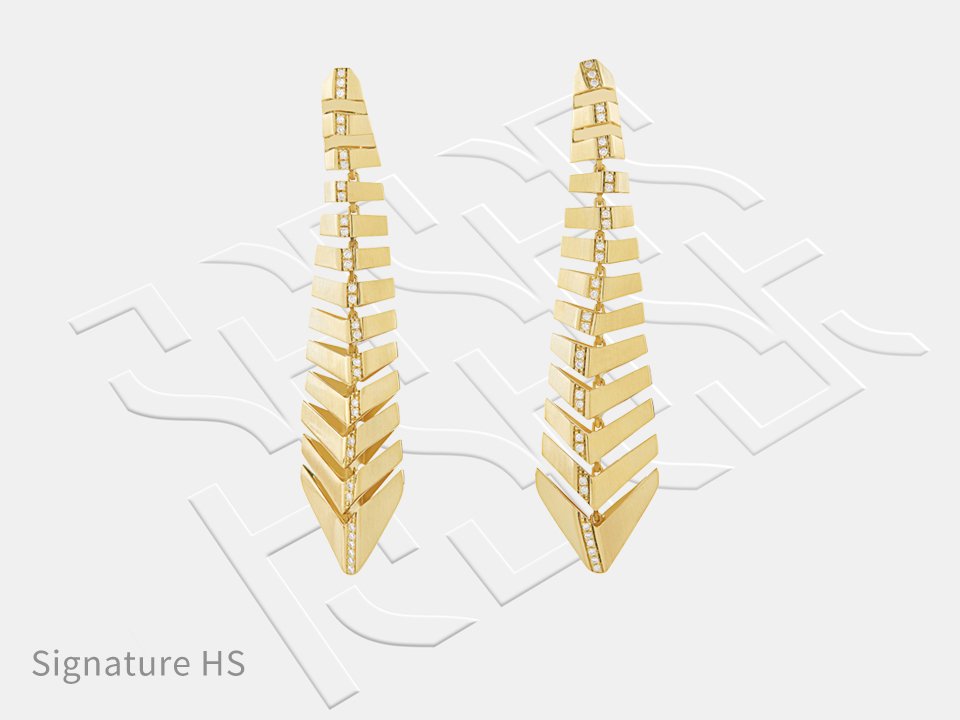 The Signature HS earrings in yellow gold highlight the S in a subtle way.