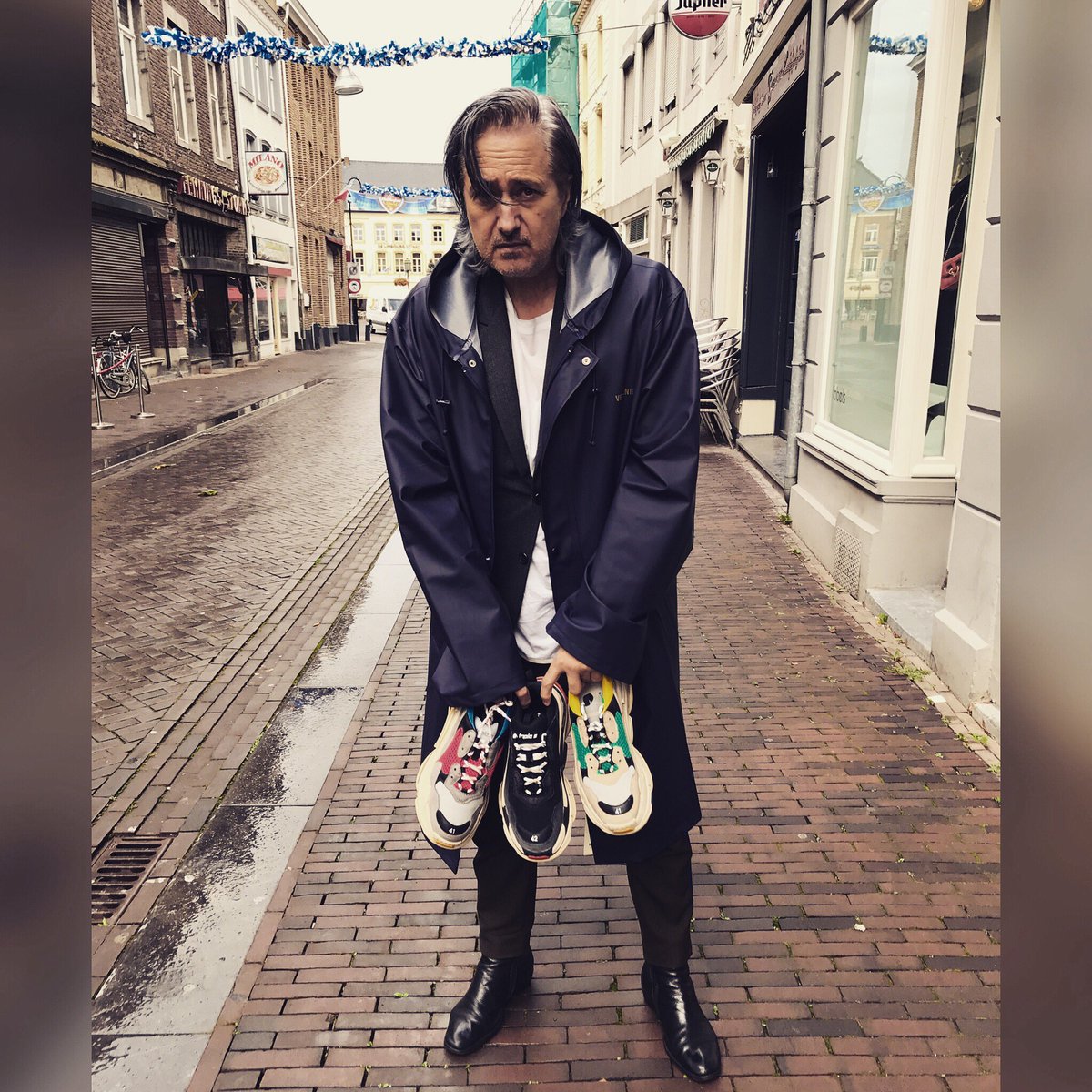 EhlenRob's tweet image. Hiding Triple S 😂