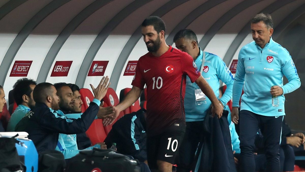 150bin den fazla kişi işinden edilmiş
50bin den fazla tutuklu
17bin kadın, 700 bebek cezaevinde iken
Aziz milletimiz

#MilliTakım Arda Turan