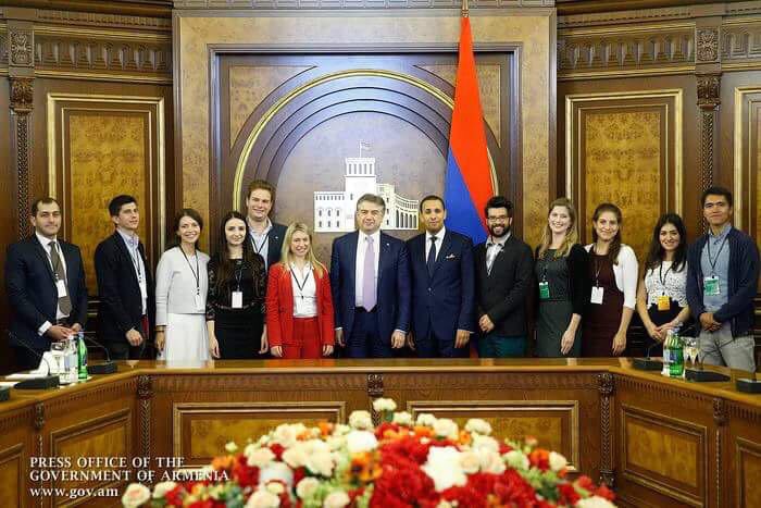 GlobalShapers's tweet photo. Karen Karapetyan, PM @armenia was just knighted honorary #GlobalShaper at #shapeeurasia2017! Way to go @YerevanShapers! https://t.co/7vkAz6ztdg