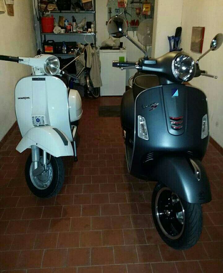 Mai senza di loro, Vespa PX 200 del 1982 senza frecce e 300 GTS Super Sport 2015.