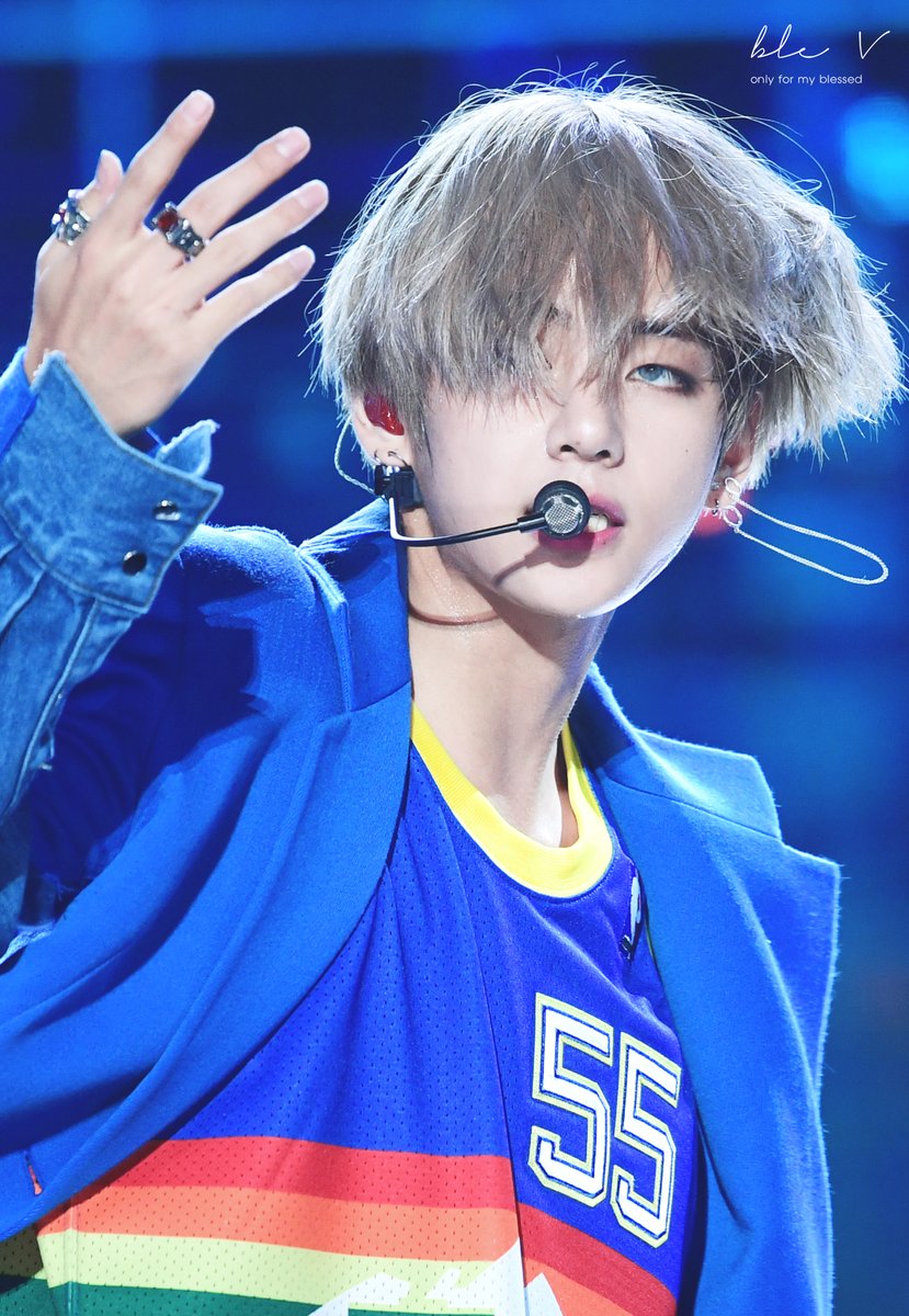 Sony0_2's tweet photo. #BlueDNA is too much to handle #KimTaehyung #SexyV *Save me ARMY* hyperventilating @BigHitEnt @bts_bighit @BTS_twt @BTS_Trans @BTS_National https://t.co/eM755mVDBZ