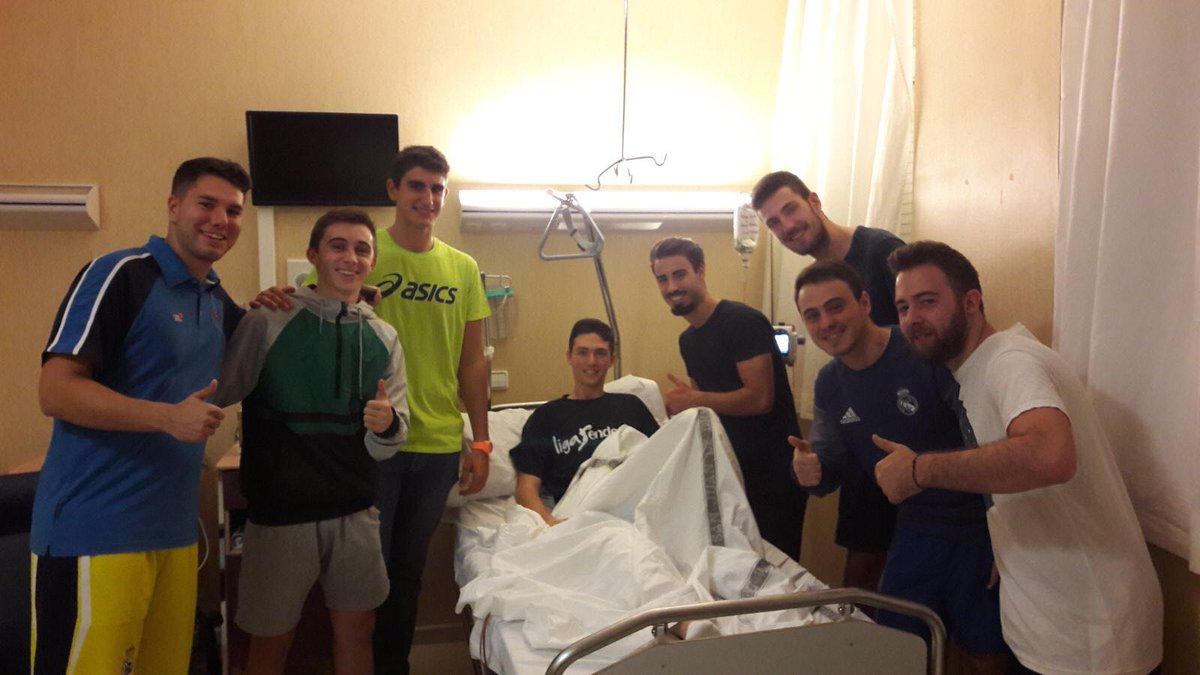 CVABaloncesto's tweet image. Nuestro jugador @Alex_Wade03 ha sido visitado por los compañeros de su actual club @realcanoe #Ánimo