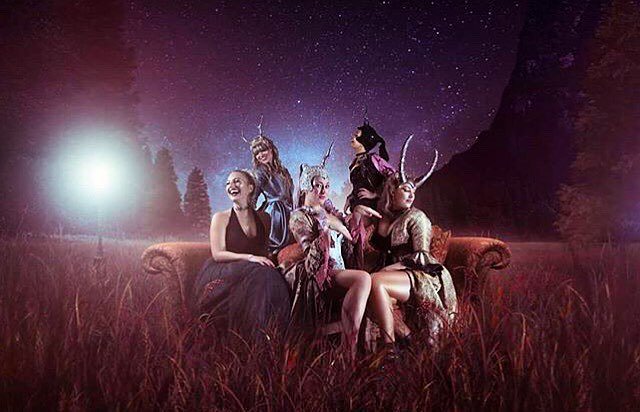 dannipaynee's tweet photo. π
.
.
.
.
.
#lol #costume #whorns #unicorn #deer #whateveriam #fantasia #prangsta #photoshoot #dancers #sofa #moon⦠https://t.co/cv6yq6yosl https://t.co/3tJMvbB2K4