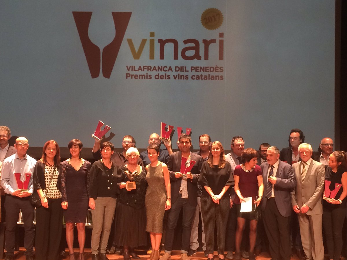 agriculturacat's tweet photo. #consellera @MeritxellSerret lliura el Gran #Vinari17 a Turó de les Abelles @FViladellops de la @dopenedes @PremisVinari https://t.co/yp71CPIlr5