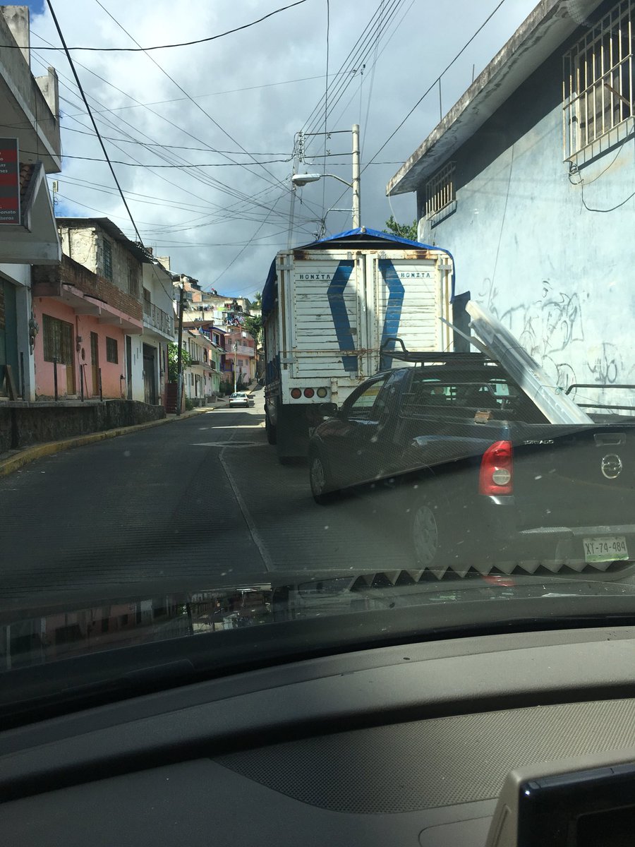 anapauvp's tweet photo. Calle Matamoros totalmente obstruida de un carril por coches y camionetas, favor de tomar acción. @TraficoXalapa @c4_ver @ComSocialXalapa https://t.co/SjsvzWjeEt