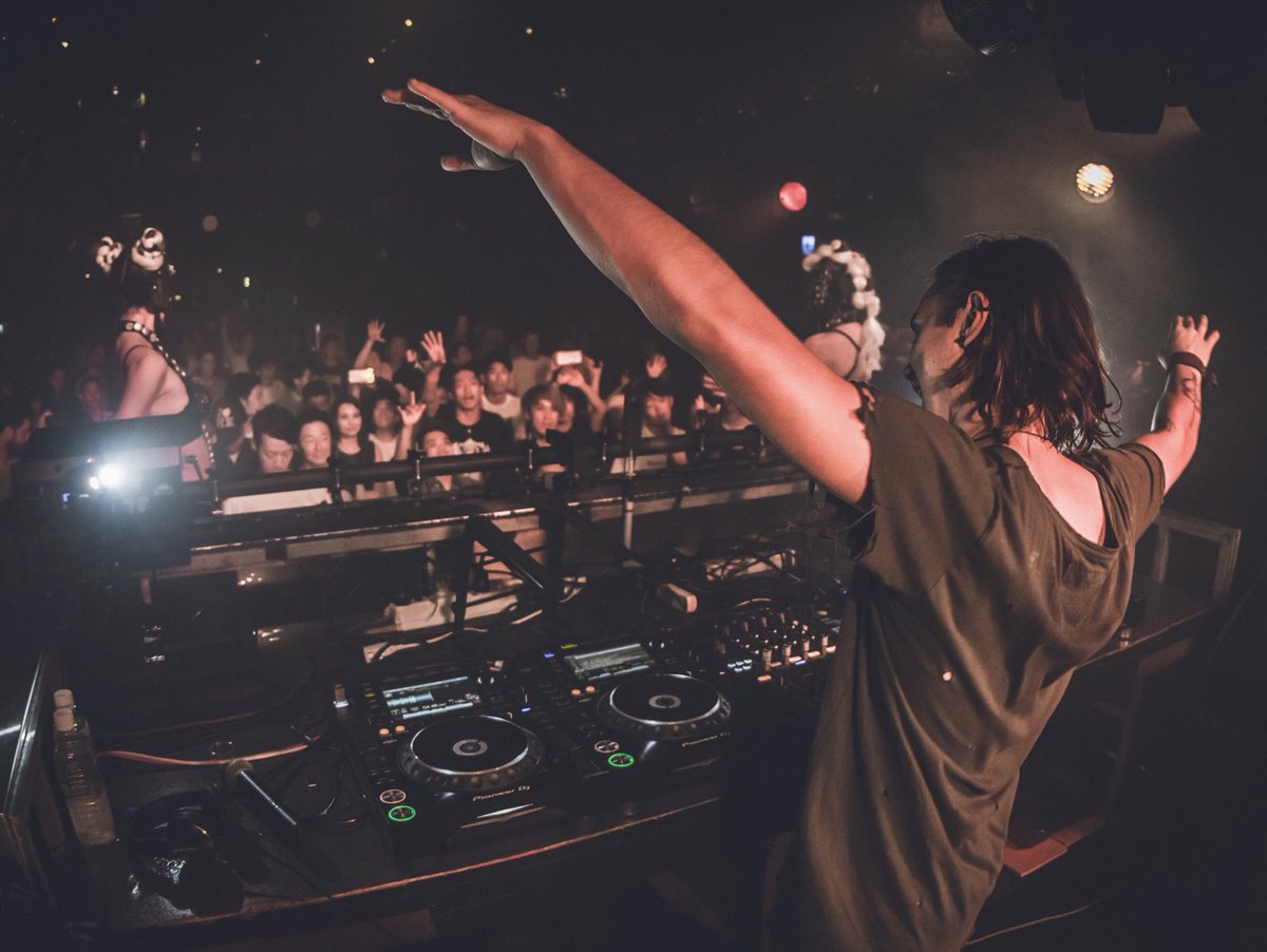 Can’t wait for tonight with u guys in Toulouse 🇫🇷 at <a href="/OpiumClub31/">LALALA31</a>! #AxtoneFamily in the building w/ <a href="/ShapovMusic/">Shapov</a> &amp; <a href="/JohannesKlahr/">johannes klahr</a> 👊🏼 <a href="/Axtone/">axtone</a>