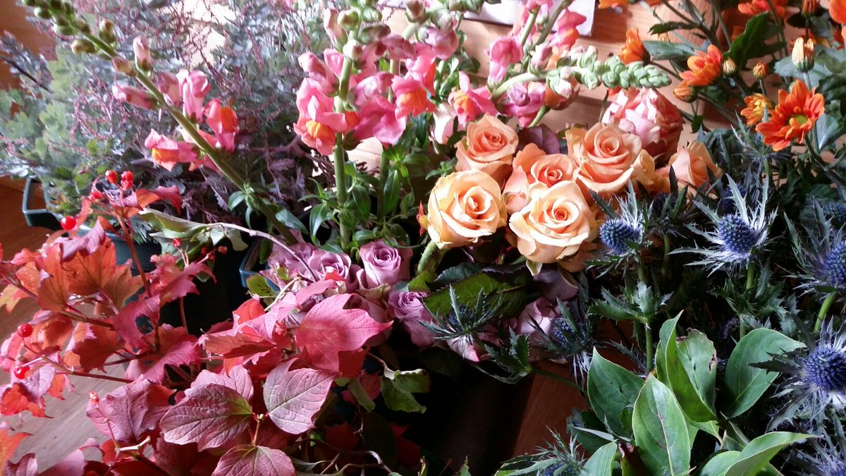 wildnchicflower's tweet photo. Off to @VintageandVeryNice in Chichester tomorrow with jam jar posies galore!  Come and see us for fab autumn colour, Assembly Rooms 10-4pm. https://t.co/vK0juTvrWG