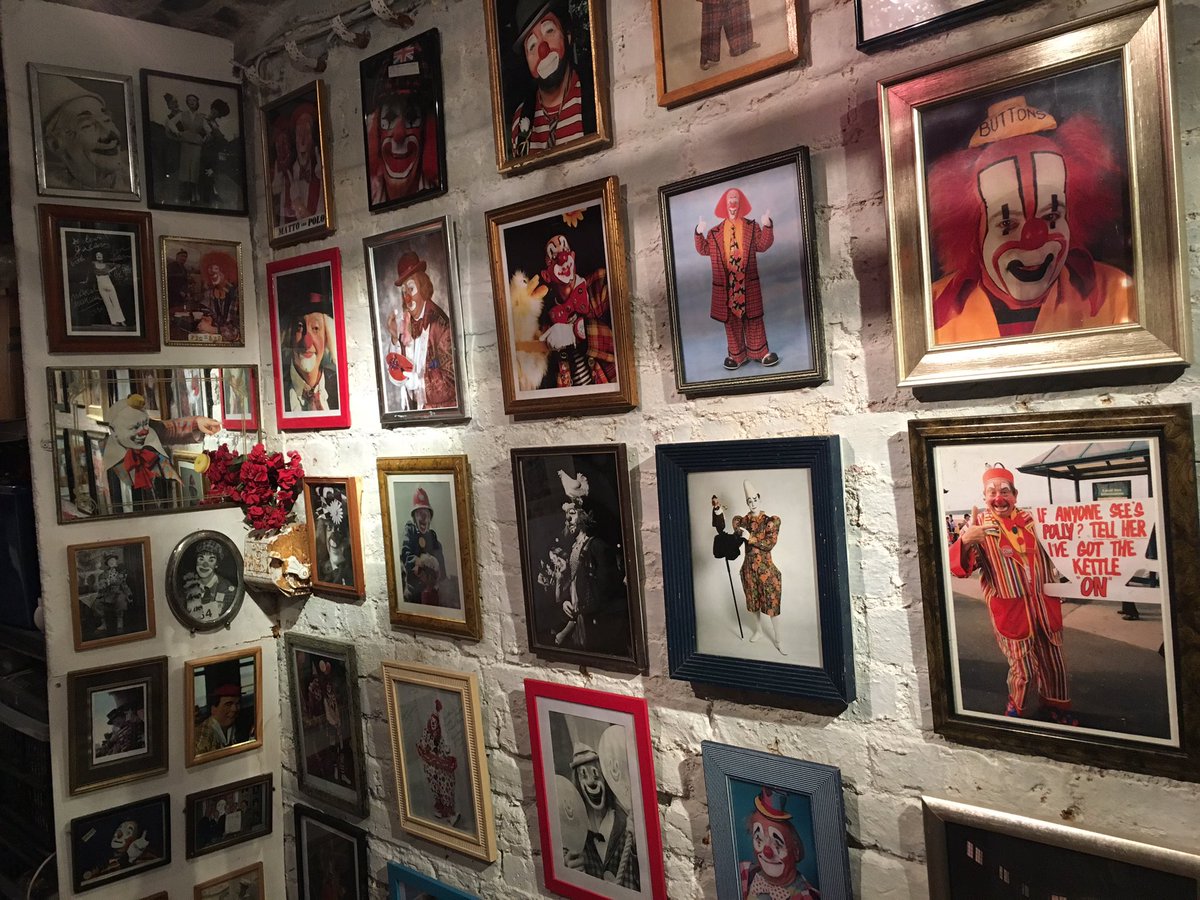 TinctureOfMuse's tweet image. Do come into the crypt and see my Clown collection.... #honest #itstotallysafe  @ITMovieOfficial @StephenKing #Dalston 🤡 🎈 🎈😱