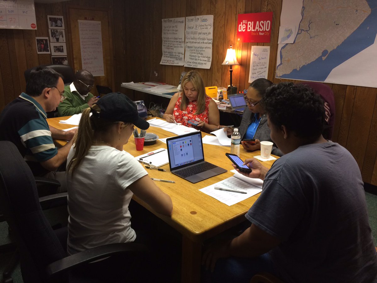 Brad_Raimondo's tweet image. @TeamdeBlasio lighting up the phones in Staten Island to inspire voters 4 @BilldeBlasio on Nov 7! JOIN US &amp;amp; #practicedemocracy in #YOURCity