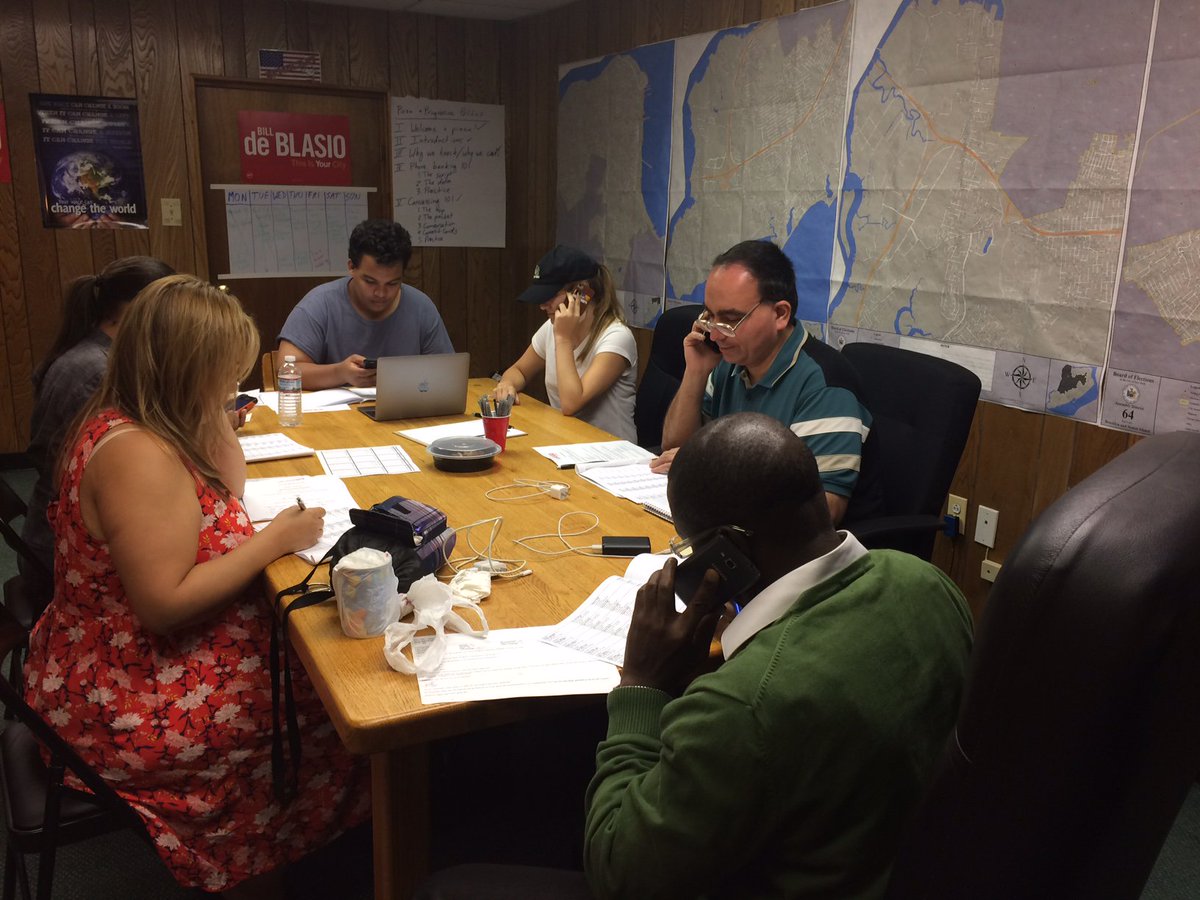 Brad_Raimondo's tweet image. @TeamdeBlasio lighting up the phones in Staten Island to inspire voters 4 @BilldeBlasio on Nov 7! JOIN US &amp;amp; #practicedemocracy in #YOURCity