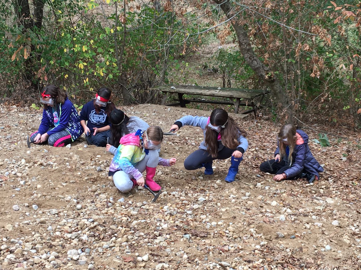 song_space's tweet photo. Studying the earth and its rocks at geology. 🌎 https://t.co/sSqSCosGBT