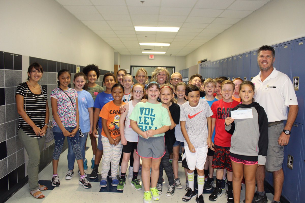 sovereignlynn's tweet image. I am proud to be a part of #EagleNation.  Our families are leading by example-showing our kids what giving back looks like. #powerfullessons