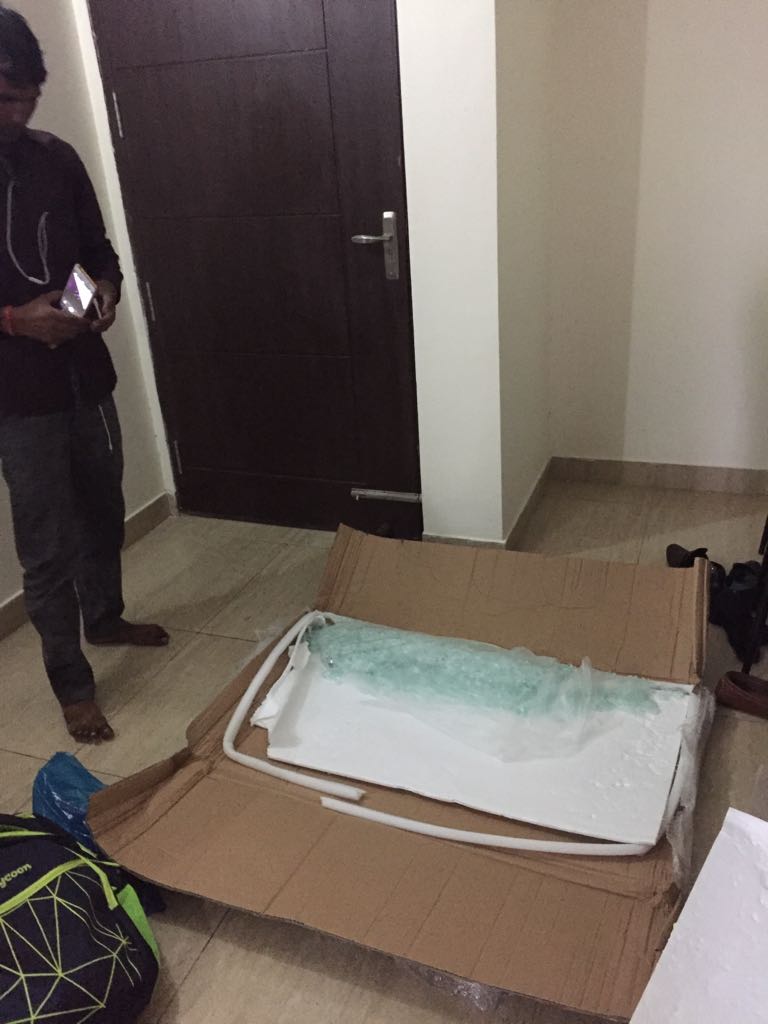 iam_makhija's tweet photo. @Flipkart I ordered a coffee table, see what I got in #BigBillionDay Sale... #AllJunk https://t.co/Hyu6jvGYcK