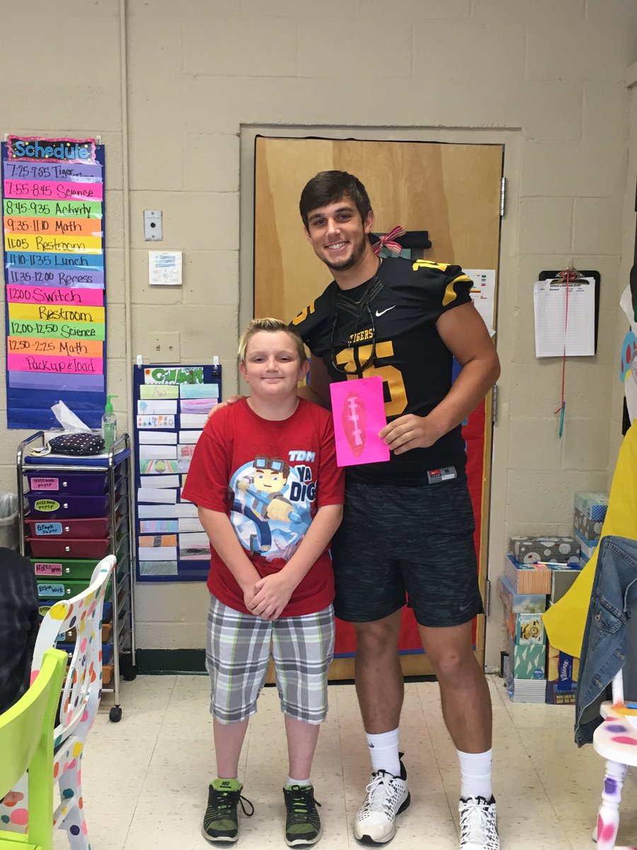 _duanecase's tweet photo. Jacob found the elementary student that wrote him a personal letter of encouragement. Great job! #teamdcs https://t.co/0xUeubCI4w