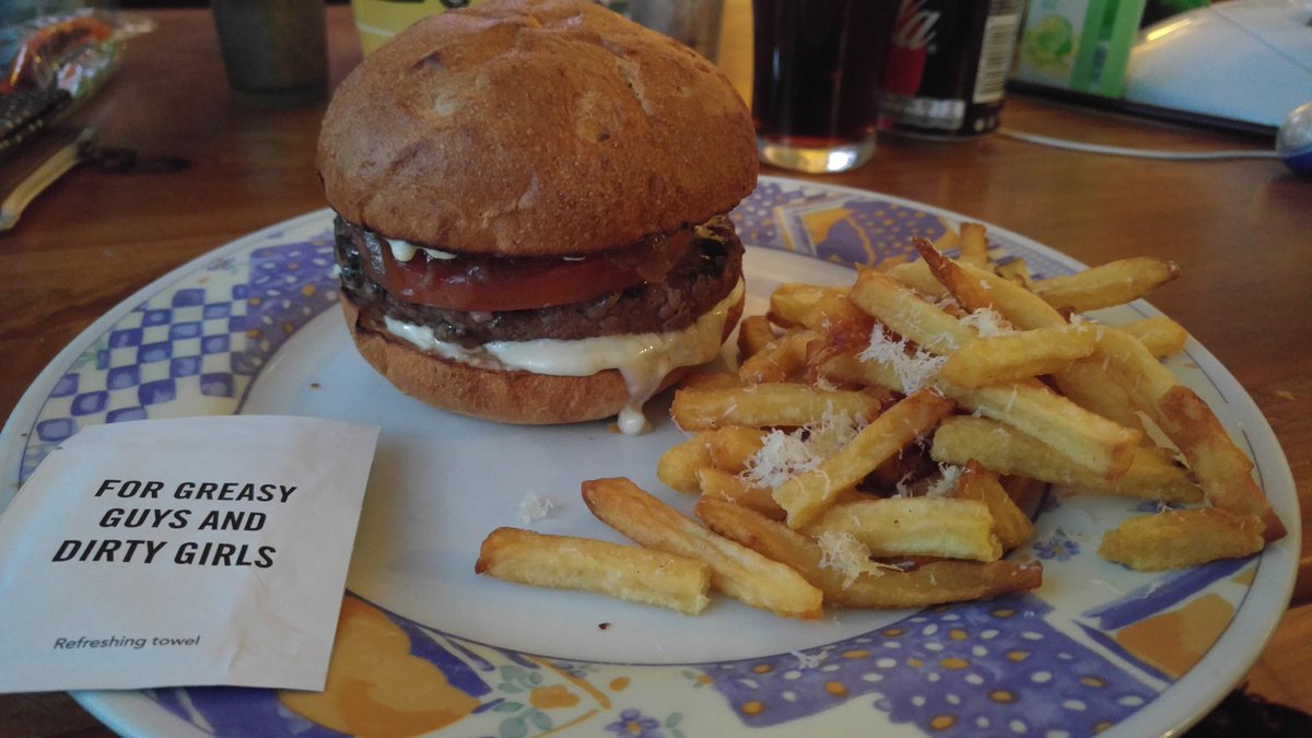 Lekker thuis genieten van de overheerlijke blue cheese Kranenburger en truffel frietjes van <a href="/ThrillGrill/">Thrill Grill</a> dankzij <a href="/Deliveroo/">Deliveroo</a> #genieten 😊👍🍔