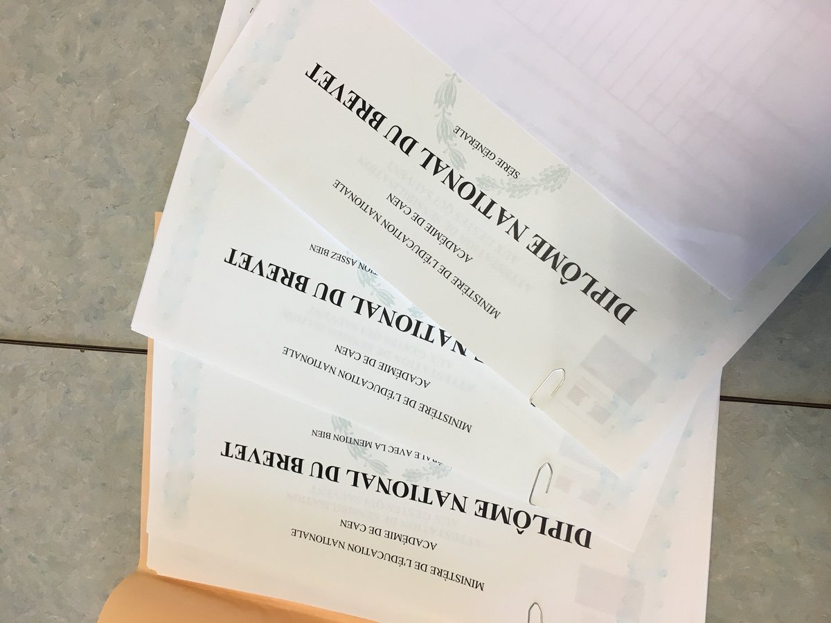 CollegeMaupas's tweet photo. Remise des diplômes #DNB2017 et #CFG2017 pour nos anciens élèves de 3ème https://t.co/KbBsGxO5RV