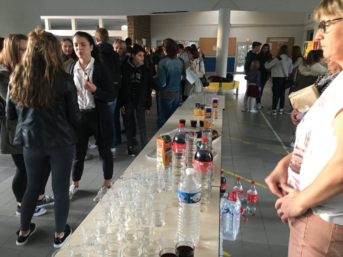 CollegeMaupas's tweet photo. Remise des diplômes #DNB2017 et #CFG2017 pour nos anciens élèves de 3ème https://t.co/KbBsGxO5RV