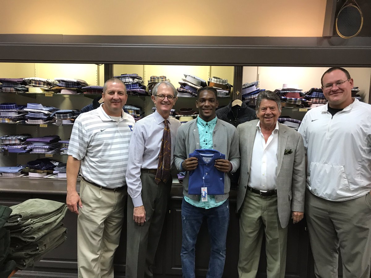 MLMCLOTHIERS's tweet photo. Congrats to SirMarcus Evans, our MLM Player of the Week! #themblankets #wavefootball https://t.co/nmdaHeULb6