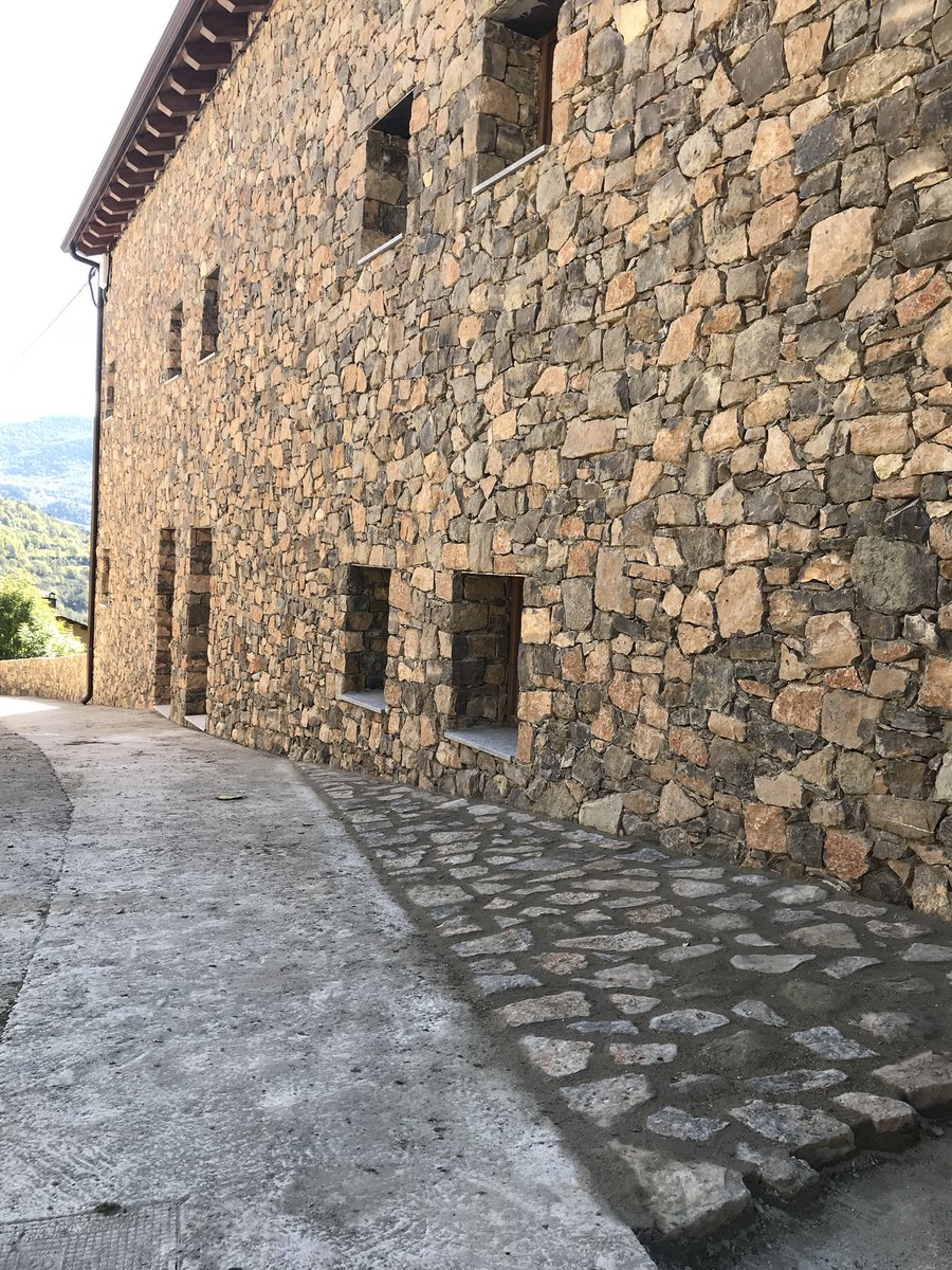 ConstUmbert's tweet photo. Pedra del pais a muntanya. Façana, mur amb punt rodó i paviment. https://t.co/hhbVi3YGzW