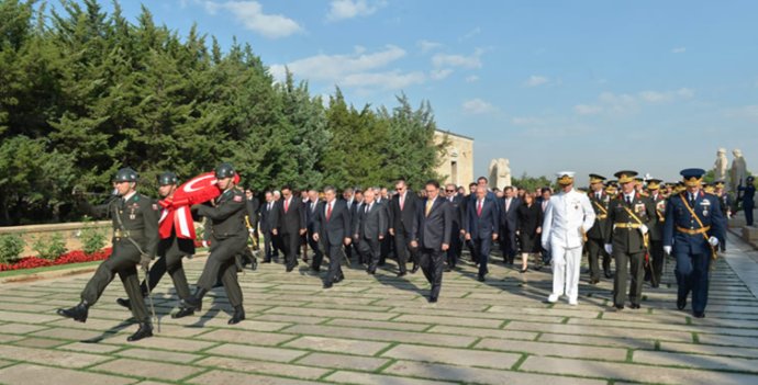bilio_muydunuz's tweet photo. Aslanlı Yol aralıklı döşenen traverten taşlarıyla döşelidir. Bu nedenle yolda yürüyenler yere bakarak ilerlemek zorunda kalır ki bu da Anıtkabir’e yaklaşan kişinin başını eğik tutmasını sağlar. https://t.co/RtaeUg5j1g