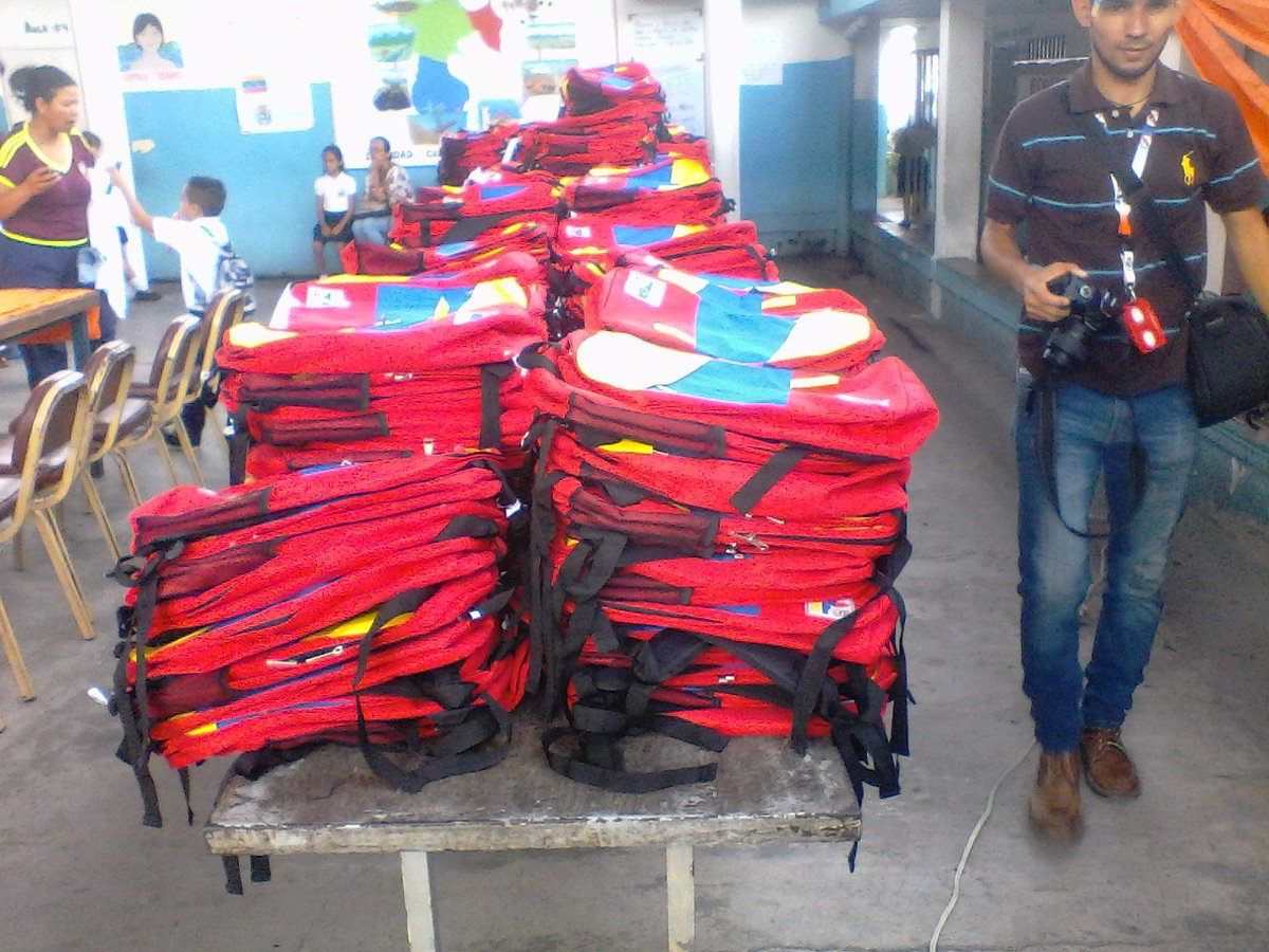 clifpmonzillo's tweet photo. ENTREGA DE MORRALES ESCOLARES. https://t.co/TtfCXYfIaX