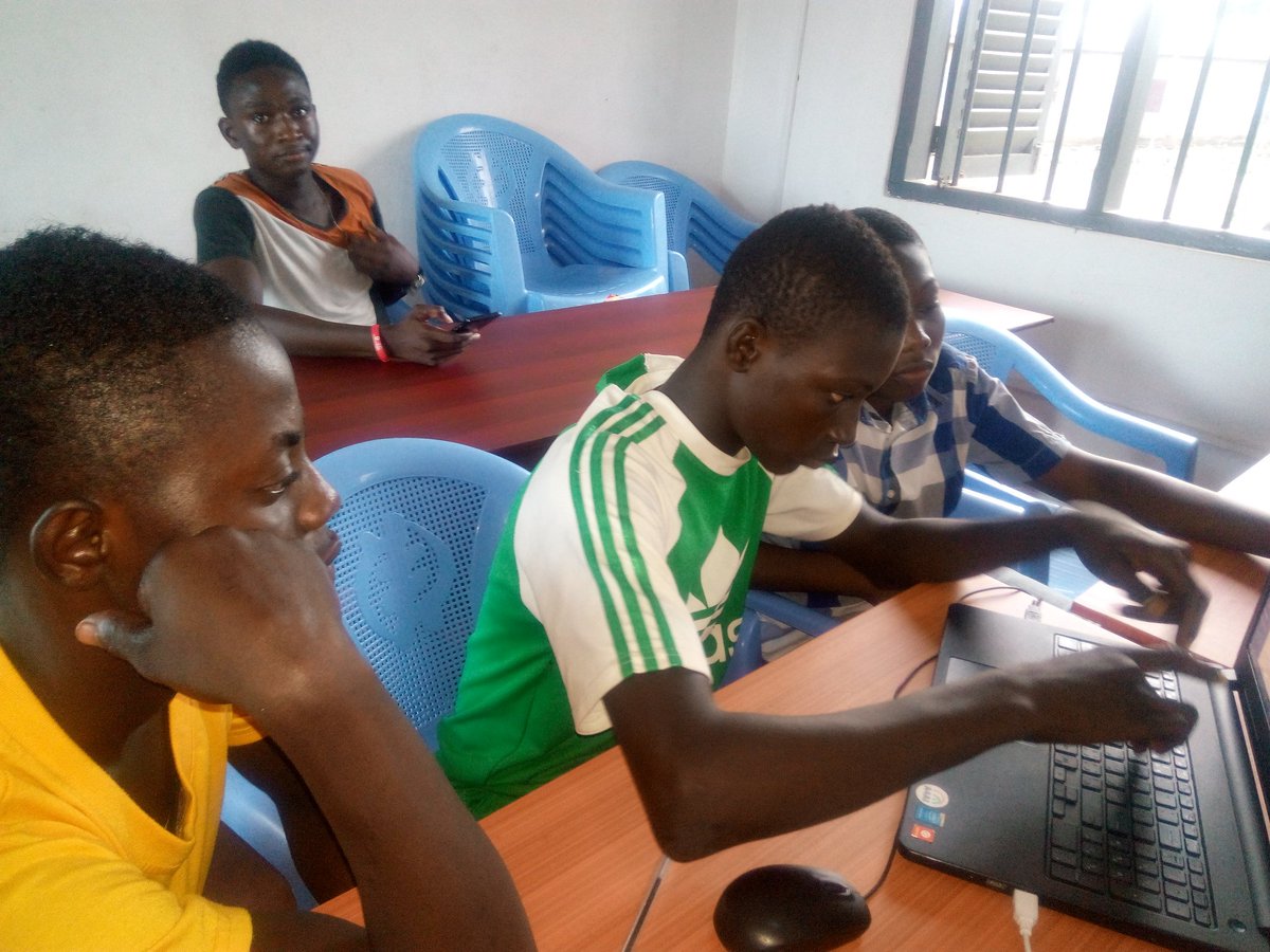 techadvocacynet's tweet image. Trainees working on their projects @tanetworkgh #UWAT17 #Tech4R @UnlockingWAT 
@iSpaceGh 
@MobileWebGhana 
@_PhoenixKids 
@icodeteam