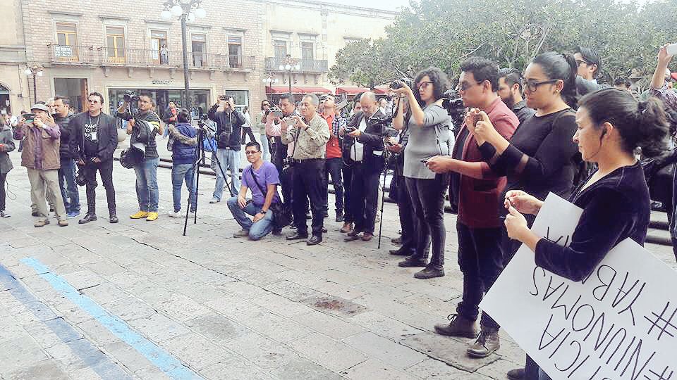 Periodistas potosinos exigen al gobernador @JMCarrerasGob justicia en el homicidio del periodista #DanielEsquedaCastro frente a Palacio