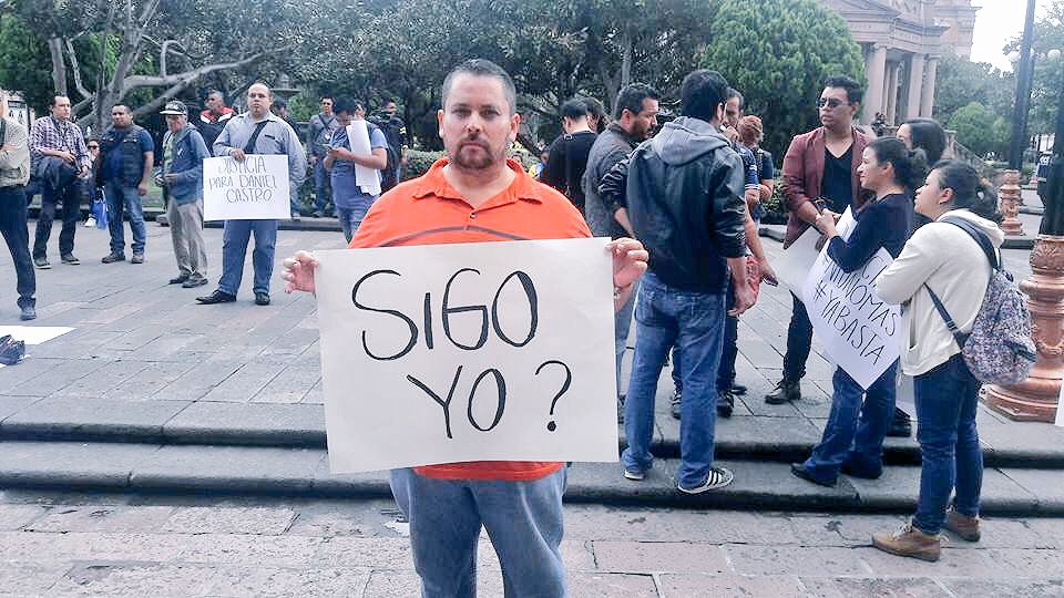 ZonaPotosinaSLP's tweet photo. Periodistas potosinos exigen al gobernador @JMCarrerasGob justicia en el homicidio del periodista #DanielEsquedaCastro frente a Palacio https://t.co/BY21e1qMTl