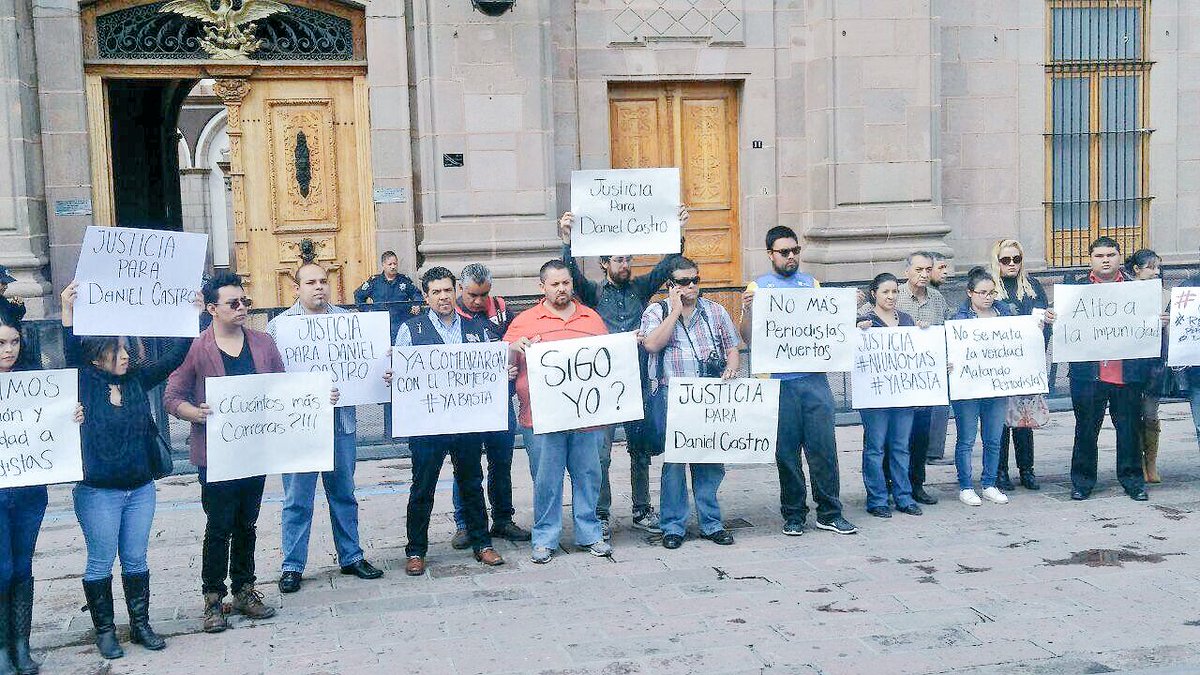 ZonaPotosinaSLP's tweet photo. Periodistas potosinos exigen al gobernador @JMCarrerasGob justicia en el homicidio del periodista #DanielEsquedaCastro frente a Palacio https://t.co/BY21e1qMTl