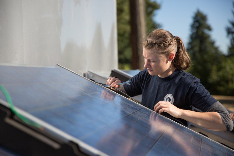 BuildResilient_'s tweet photo. Workers will build the clean energy economy. In stark terms @nwlaborpress shows what's at stake. https://t.co/3lMFY3vgOz @BGAlliance https://t.co/wFkd22gnqE